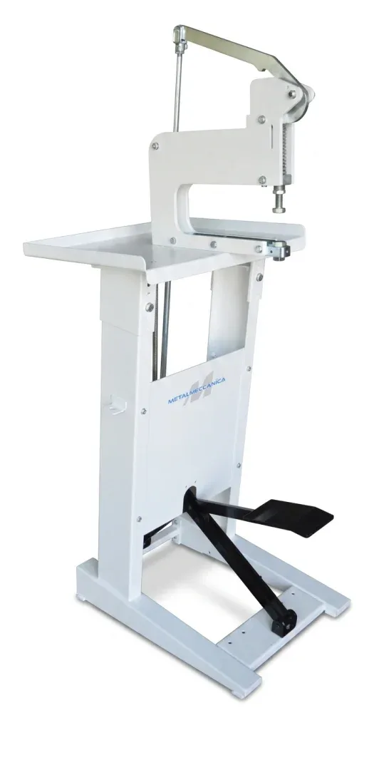 Presa cu pedala pentru aplicarea capselor, ocheților și a altor accesorii mici din metal METALMECCANICA